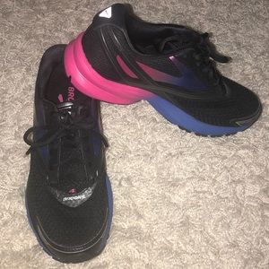Brooks Launch 4 size 9.5 new with box!